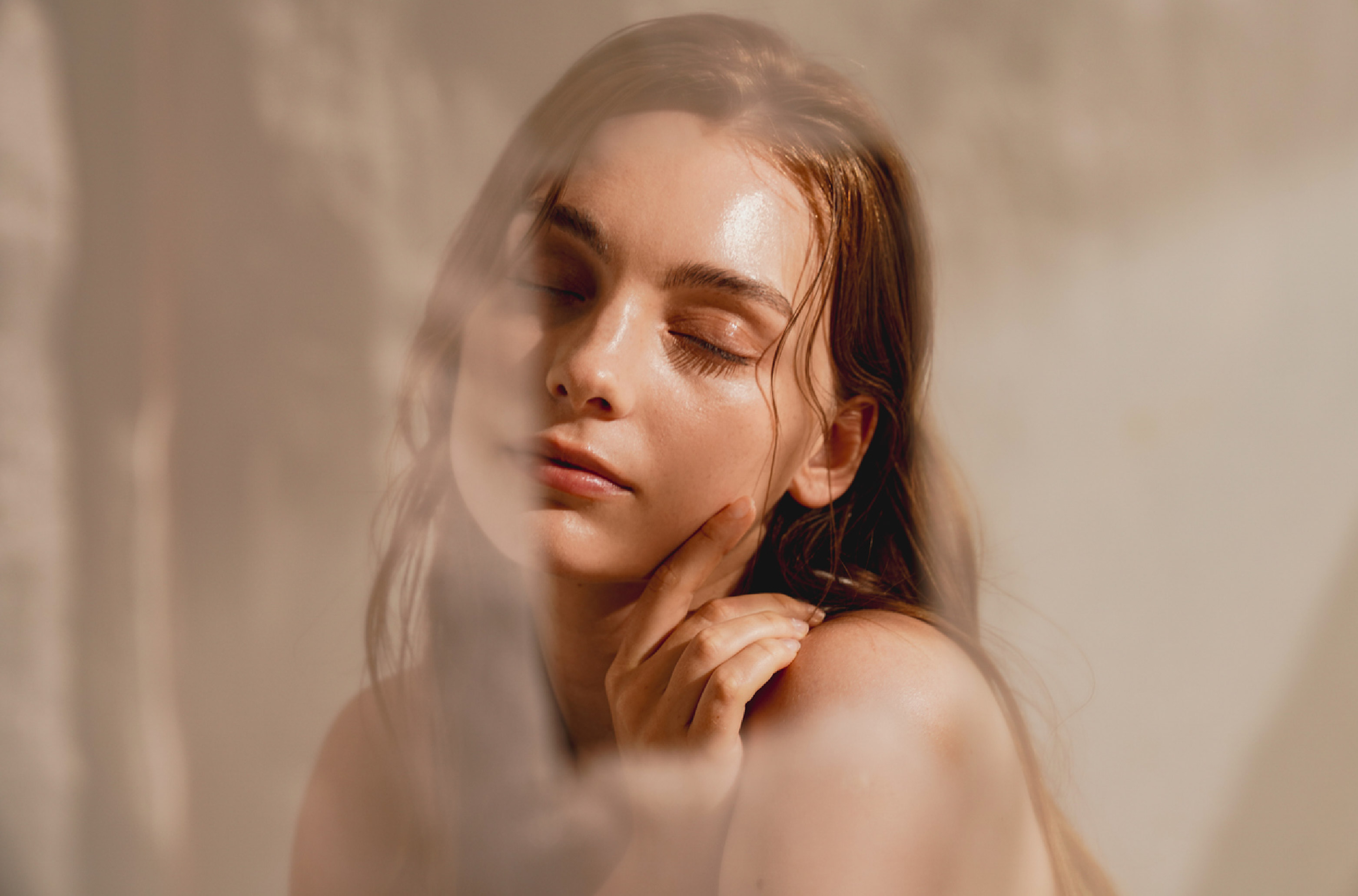 Девушка с закрытыми глазами, мягким освещением и спокойным выражением лица, в атмосфере уюта и расслабления