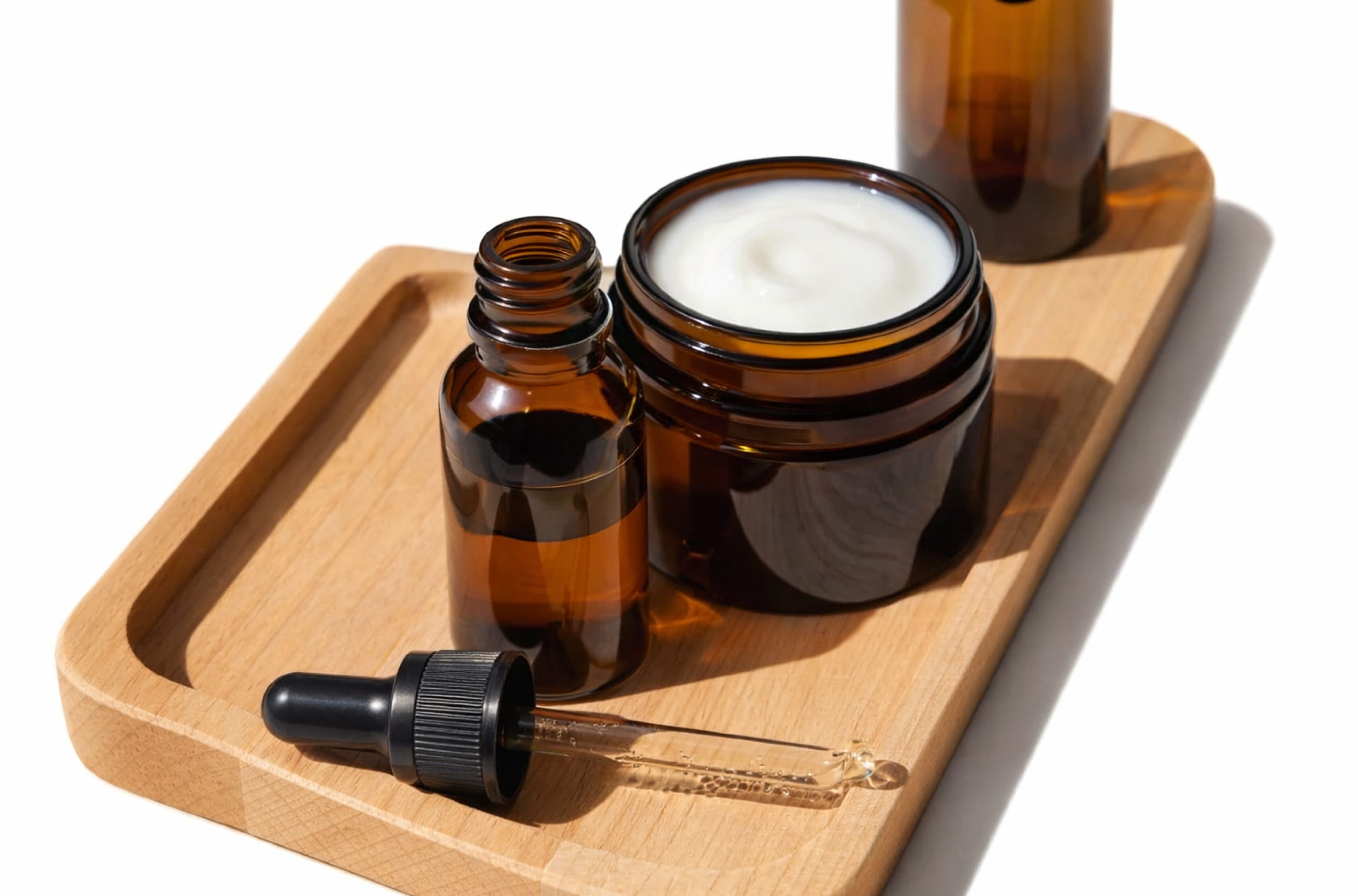 Баночки с кремом и сывороткой с активными ингредиентами для ухода за кожей после 25