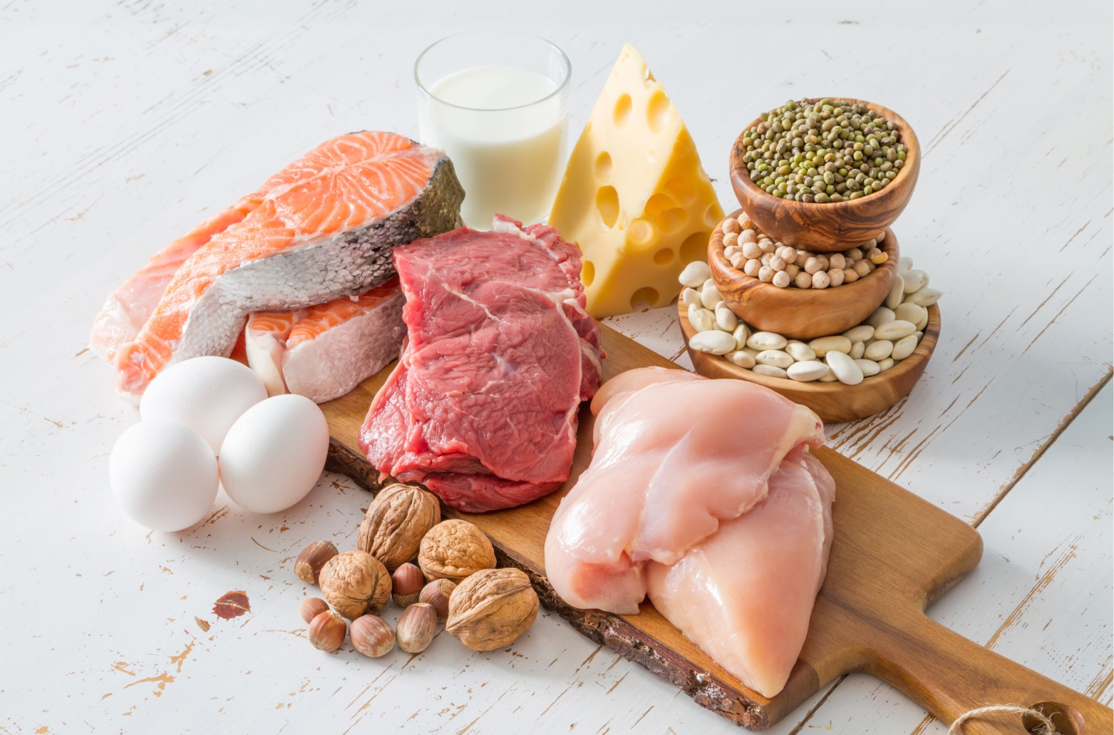 Продукты с высоким содержанием белка — лосось, мясо, курица, яйца, сыр, молоко, бобовые и орехи